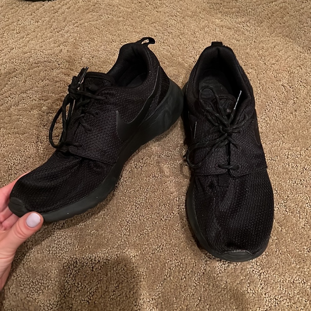All Black Nike Roshe Sneakers Size 8